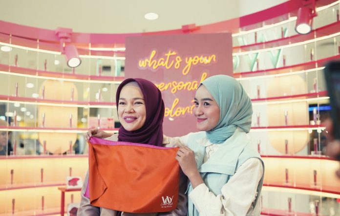 Brand Ambassador Wardah - Dewi Sandra, di Wardah Color Station beautybeat.id