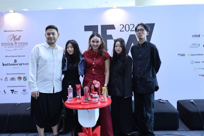 Pond’s Age Miracle hadirkan runaway bertajuk 'The Miracle Soiree' di Jakarta Fashion Week 2024 bersama STELLARISSA dan Aesthetic Pleasure beautybeat.id