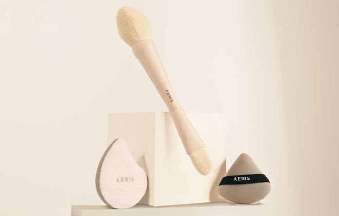 Aeris Beauté menghadirkan The Signature 4-in-1 Brush dan Silk TouchAeris Beauté menghadirkan The Signature 4-in-1 Brush dan Silk Touch Dual-Sided Makeup Puff. beautybeat.id