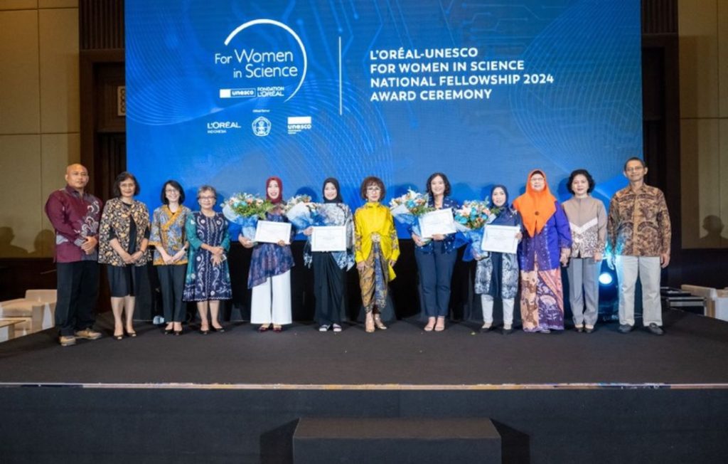 Foto Bersama Pemenang L’Oréal-UNESCO For Women in Science dengan Para Dewan Juri beautybeat.id