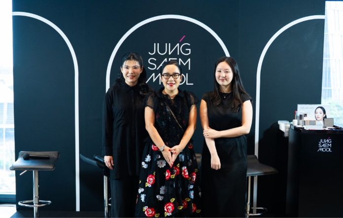 (Dari Ki-Ka) Chrisanti Indiana, Co-Founder & CMO Social Bella; Jung Saem Mool, Founder & Owner Jung Saem Mool Beauty; Rya Jeon, CMO of Skincara, dalam Jung Saem Mool's Exclusive Grand Launch Event beautybeat.id