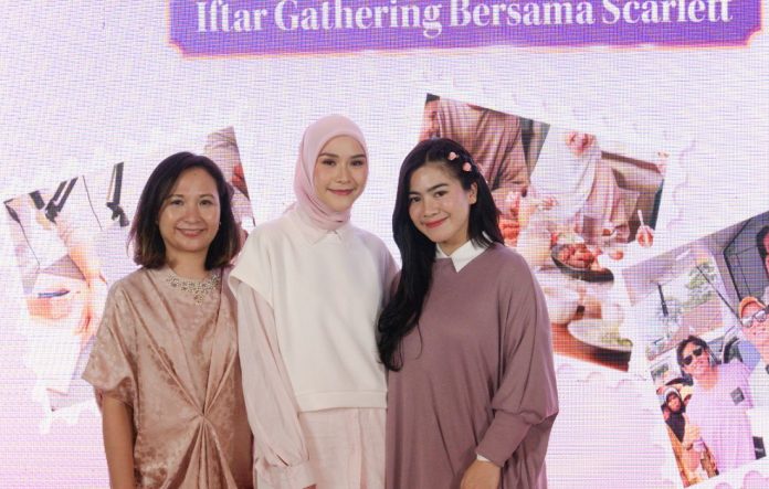 [Kiri-kanan] Fiona Anjani - Chief Marketing Officer Scarlett, Zaskia Adya Mecca - Scarlett Beauty Impact Advocate dan Felicya Angelista - Co-Founder Scarlett dalam Scarlett Beauty Iftar Gathering beautybeat.id