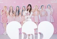 barenbliss Jadikan Hearts2Hearts Sebagai Brand Ambassador Terbaru Beauty Influencer berfoto dengan Standee Hearts2Hearts dan Lipcerin beautybeat.id