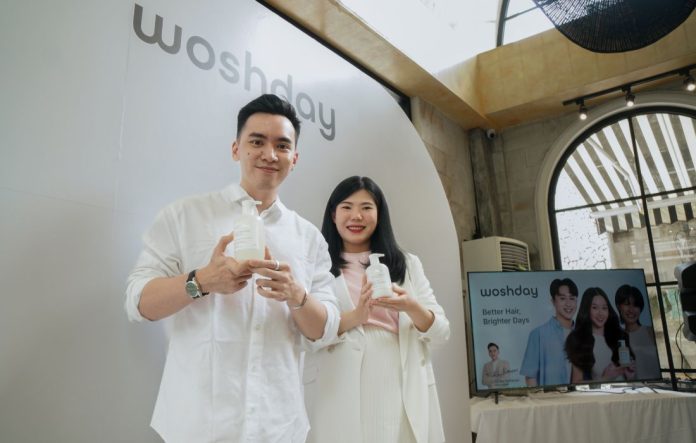 Celebrity Hairstylist sekaligus Certified Trichologist Rey Nathanael didampingi oleh Co-Founder & CMO Social Bella Indonesia Chrisanti Indiana pada event peluncuran Woshday. beautybeat.id
