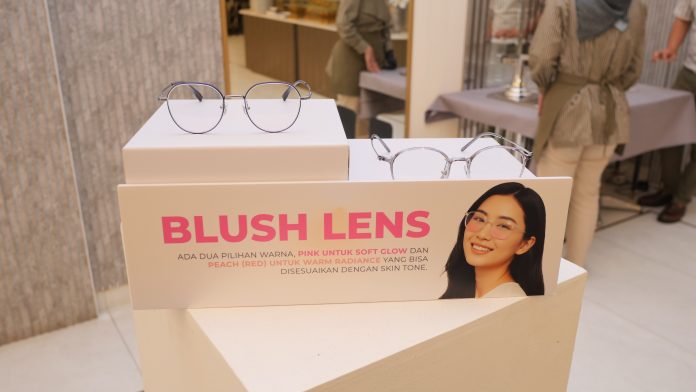 Blush Lens dari Vio Optical Clinic hadir dengan dua pilihan warna, yaitu Pink untuk soft glow dan Peach untuk warm radiance. beautybeat.id