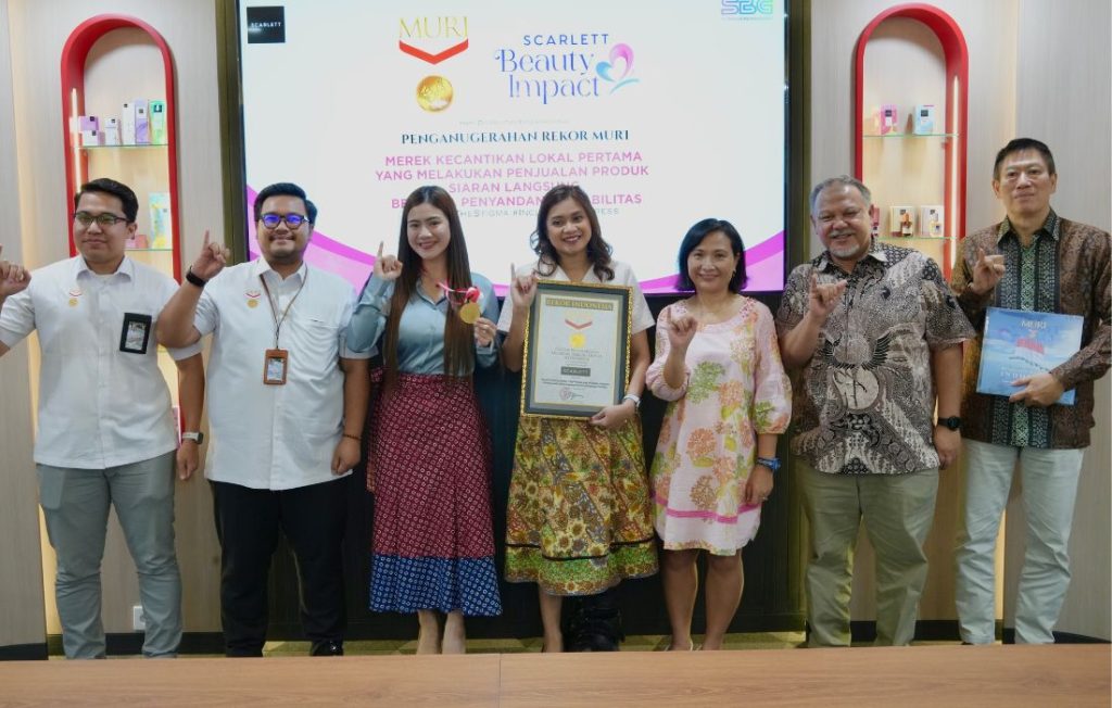 Momen Serah Terima dan Pemberian Plakat oleh MURI Kepada Felicya Angelista - Co Founder Scarlett, Fany Efrita - Co Founder Setara Berdaya , Fiona Anjani F. Rompis - Chief Executive Officer (Kiri - Kanan). beautybeat.id