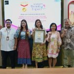 Momen Serah Terima dan Pemberian Plakat oleh MURI Kepada Felicya Angelista – Co Founder Scarlett, Fany Efrita – Co Founder Setara Berdaya , Fiona Anjani F. Rompis – Chief Executive Officer (Kiri – Kanan). beautybeat.id