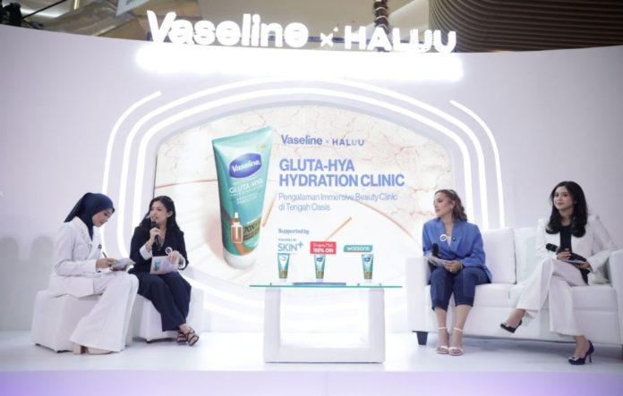 Sesi talkshow pada Konferensi Pers “Vaseline Gluta-Hya Hydration Clinic” (Ki-Ka) Melisa Caroline - Senior Brand Manager Vaseline, Tasya Farasya – Content Creator and Beauty Enthusiast, dr. Amanda Nandi Wardani beautybeat.id