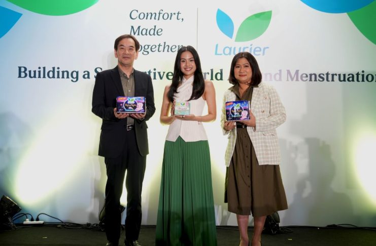 Melalui “Comfort, Made Together,” Laurier Ajak Kamu untuk HADIR dan Memberi Dukungan Lebih Bermakna Saat Menstruasi Dari kiri ke kanan - Shoichi Hasegawa, President Director of Kao Indonesia; Maudy Ayunda, Laurier Brand Ambassador; Susilowati, Vice President Marketing of Kao Indonesia. beautybeat.id