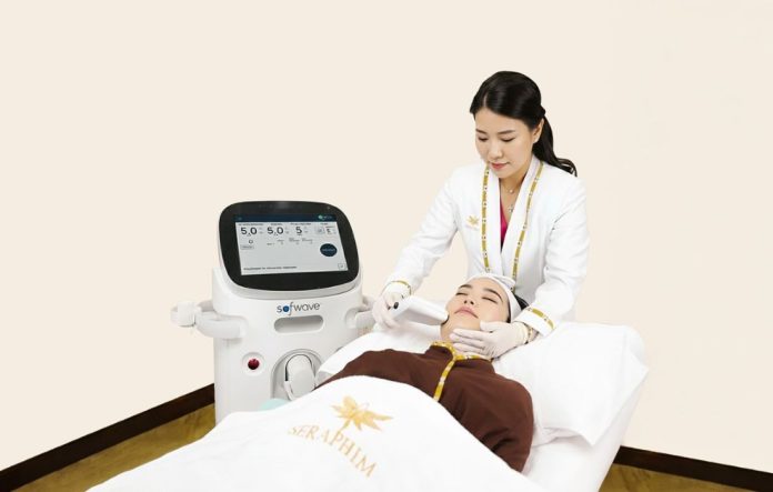 Sofwave di Seraphim Medical Center hadir sebagai teknologi peremajaan kulit berbasis ultrasound non-invasif yang minim downtime. bautybeat.id