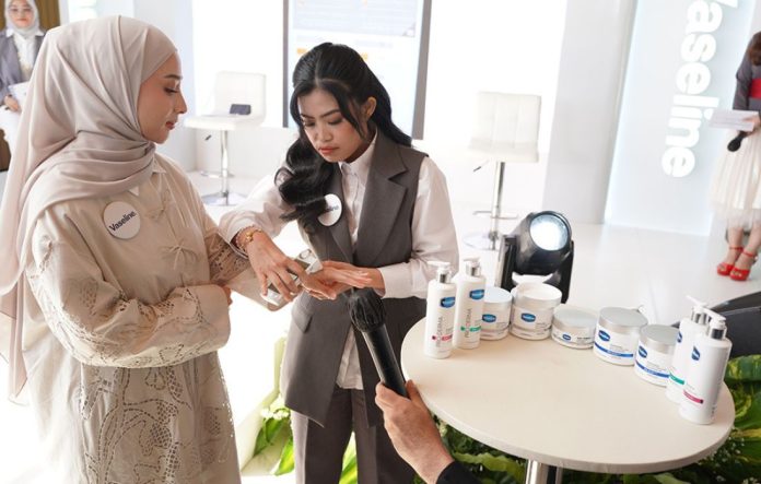 Nikita Willy mencoba Vaseline Pro Derma pada acara peluncuran perdananya. beautybeat.id