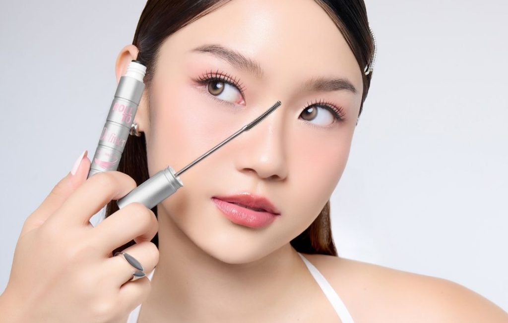 Korean makeup look dengan sentuhan bulu mata lentik ala lash extension dengan barenbliss Roll to Definer Steel Mascara. beautybeat.id
