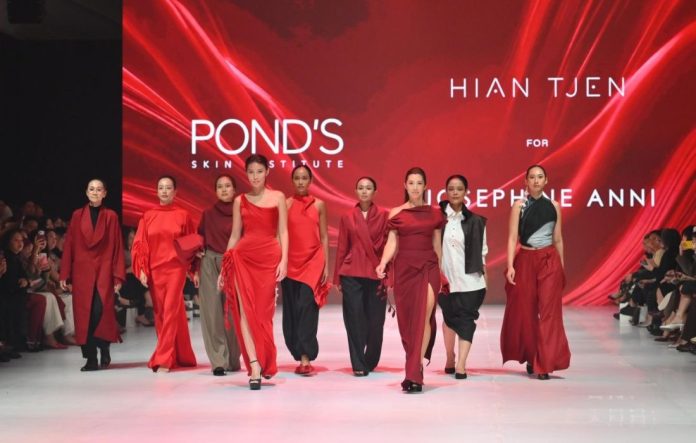 POND’S Age Miracle kembali hadir di JFW) 2027 dalam balutan koleksi eksklusif “Memento” dari Hian Tjen for Josephine Anni. beautybeat.id
